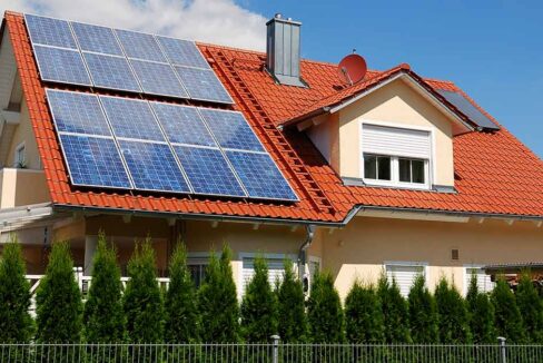Ein EInfamilienhaus mit Garten und Solaranlage auf Dach - Immobilienwert steigern durch Solaranlage