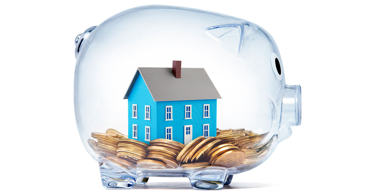 Ein gläsernes Sparschwein mit einem Häuschen und Münzen drin - Checkliste Immobilienfinanzierung